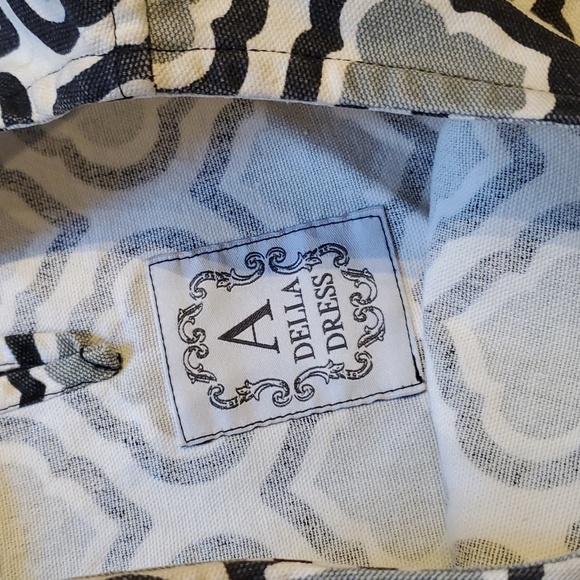 A Della Dress made in Los Angeles - Picture 2 of 4